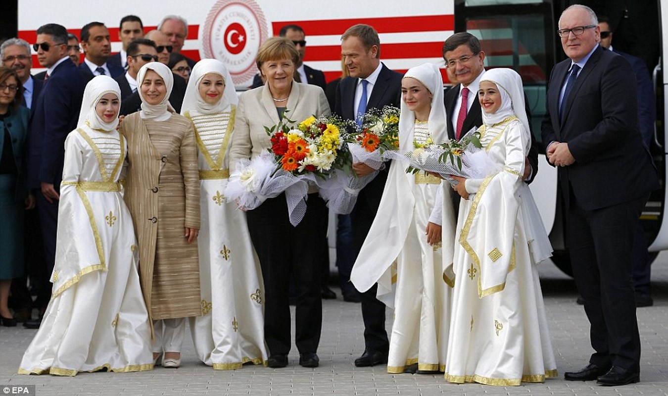 Hang nghin nguoi di cu chao don Thu tuong Duc Merkel-Hinh-9